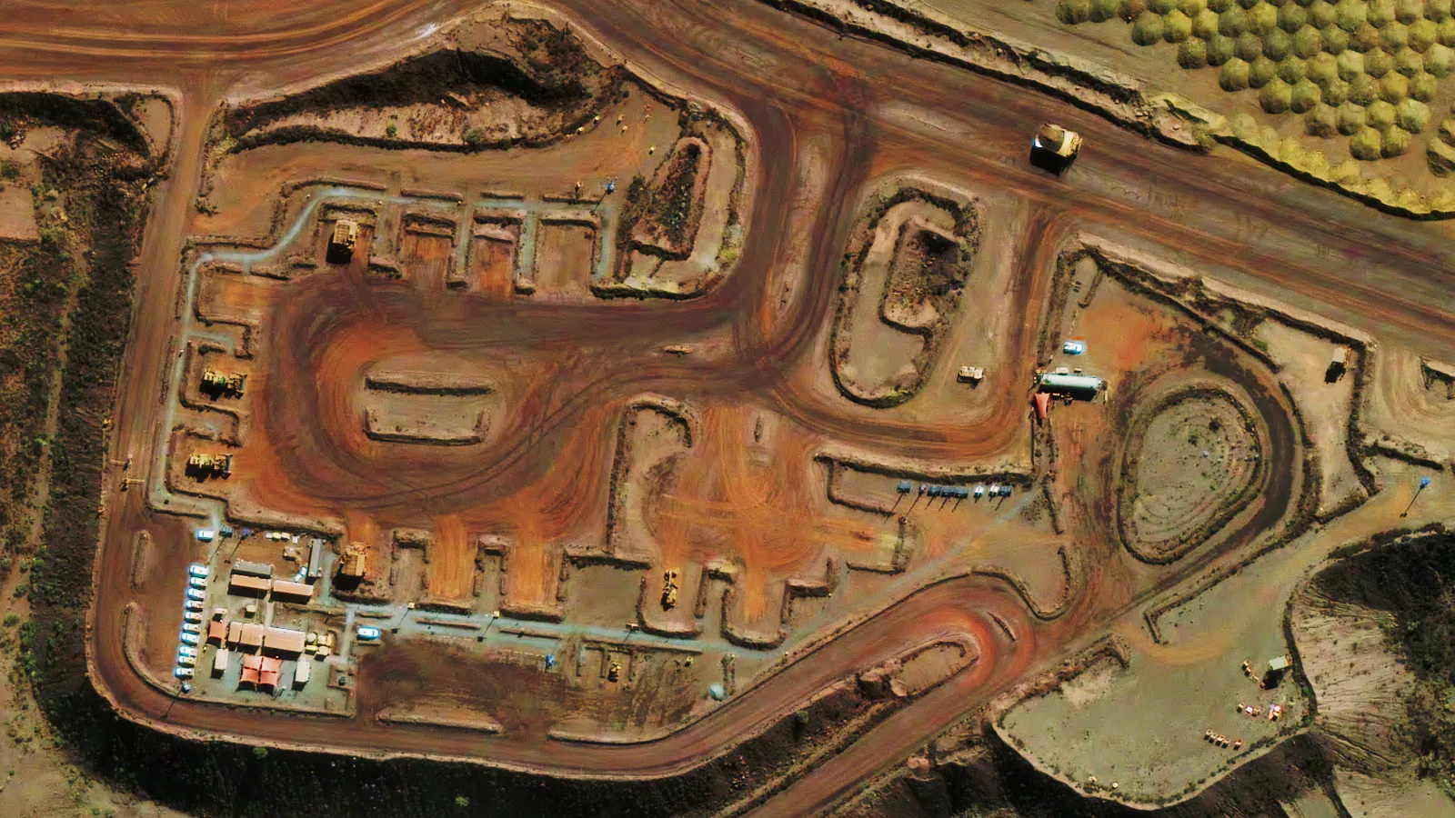 Albatross platform showing Vantor archive satellite imagery search results with swath footprints over an area of interest.